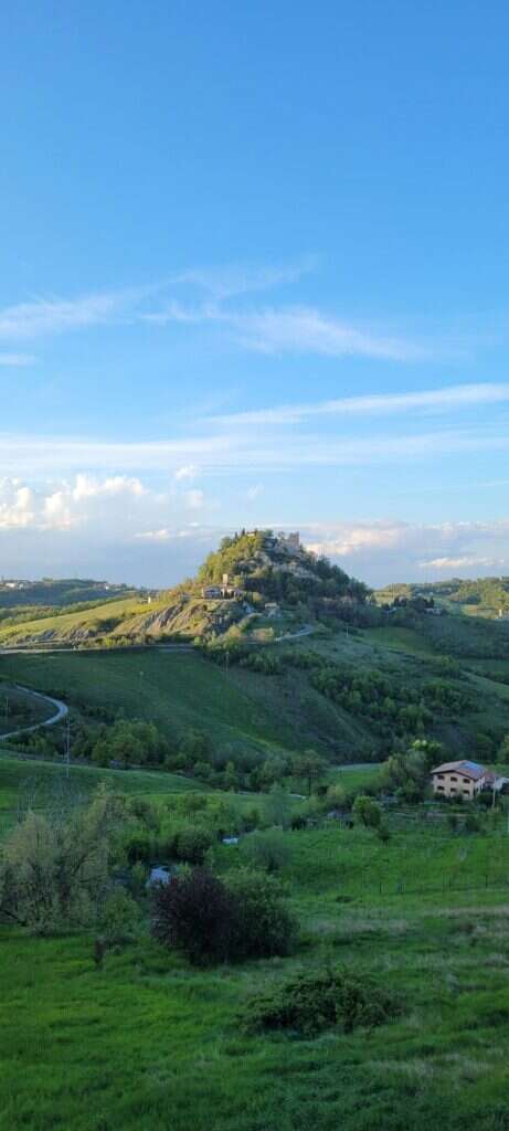 Paesaggio collinare nella zona di Canossa, con il castello sulla rupe