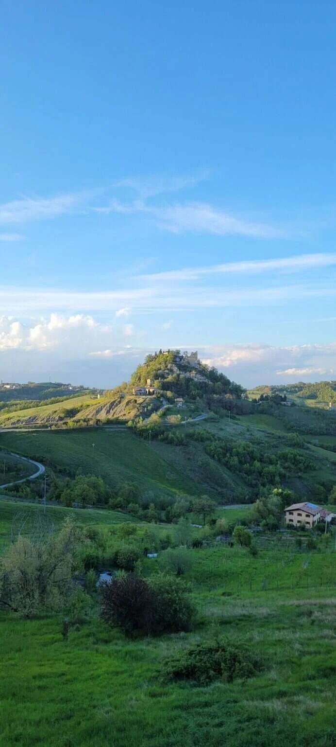 Paesaggio collinare nella zona di Canossa, con il castello sulla rupe