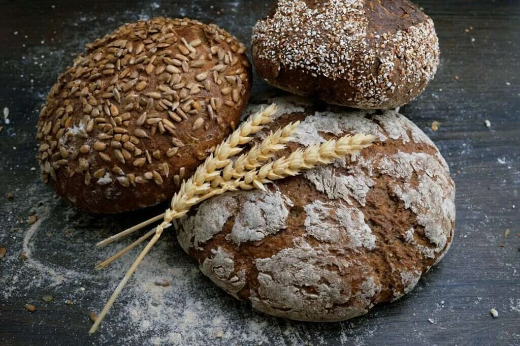 Pagnotte di pane integrale con spighe di grano