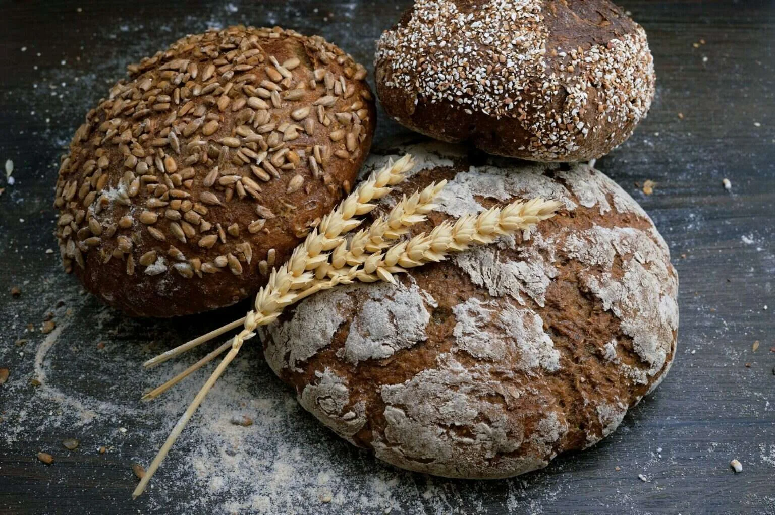 Pagnotte di pane integrale con spighe di grano